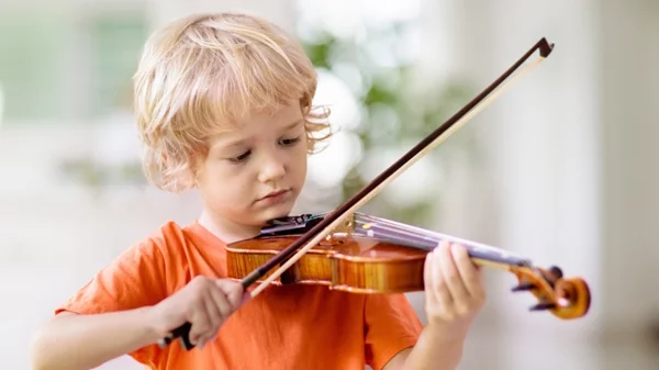 Έρευνα του MIT: Τα παιδιά γίνονται εξυπνότερα με τη μουσική και όχι με τον προγραμματισμό