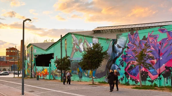 Πολιτική, χρώμα και ιστορίες στους τοίχους: Τι γίνεται με τα γκράφιτι στην Αθήνα;