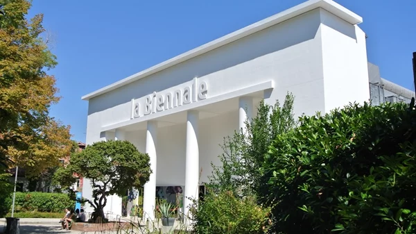 Η επόμενη Μπιενάλε Βενετίας τιμά την εκλιπούσα καλλιτεχνική της διευθύντρια
