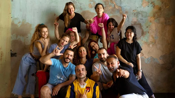 Η Συντεχνία του Γέλιου αναβιώνει την εμβληματική παράσταση "Τζέλα, Λέλα, Κόρνας και… ο Κλεομένης" τη νέα θεατρική σεζόν