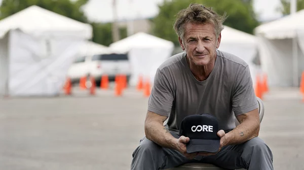 Φεστιβάλ Βερολίνου 2023: Τα ποτάκια του Σον Πεν και ο incel Τζέσι Άιζενμπεργκ