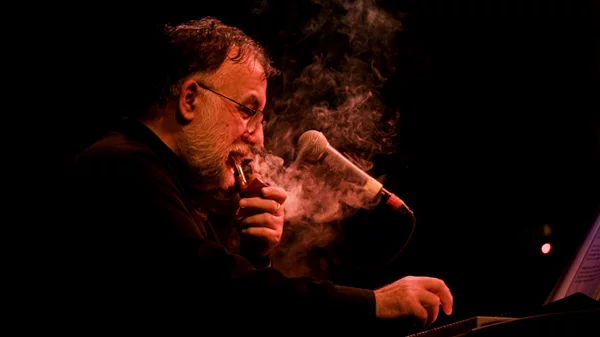 Μια βραδιά μνήμης για τον Θάνο Μικρούτσικο στην Αγία Άννα Εύβοιας