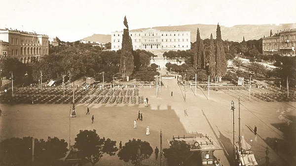 Περίπατος στο κέντρο της Αθήνας παρέα με τον Νίκο Βατόπουλο