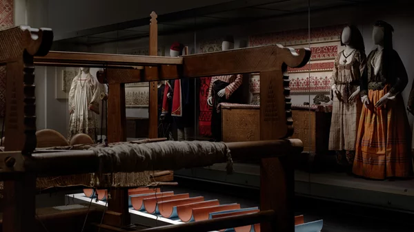 Νικομάχη Καρακωστάνογλου και Ηλίας Παπαηλιάκης συνομιλούν με τη λαϊκή παράδοση στο Μουσείο Ελληνικού Πολιτισμού