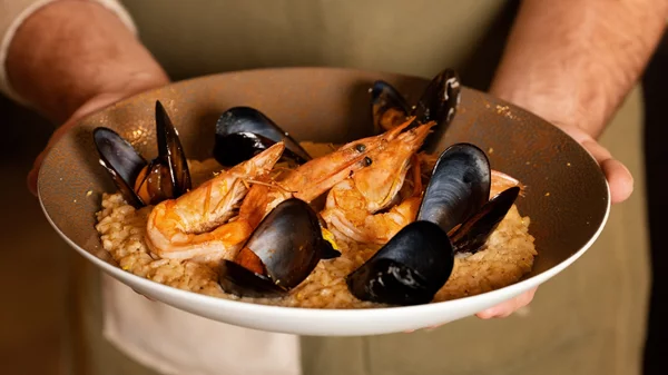 O καλός ελληνικός μεζές αποκτά σύγχρονη διάσταση σε ένα στέκι των ΝΠ