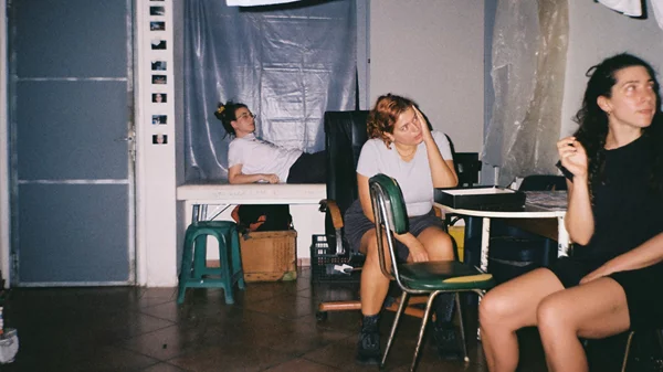 "Το πιο ασφαλές σημείο στην πόλη": Νεανική θεατρική πρόταση φαντασίας και παιχνιδιού