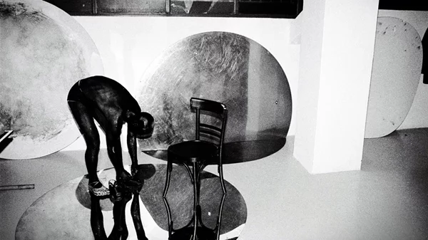 Η χοροθεατρική παράσταση "Άτιτλον" χωράει μια ιστορία για τον έρωτα, τη σύγκρουση, την μνήμη και το τραύμα