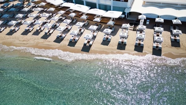 Οργανωμένες παραλίες στην Αθήνα για βουτιές και ηλιοθεραπεία