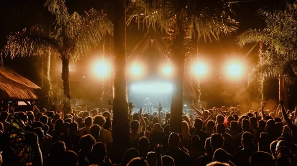 Λένε πως κάθε καλοκαιρινή μέρα αρχίζει και τελειώνει σε αυτό το αθηναϊκό beach club