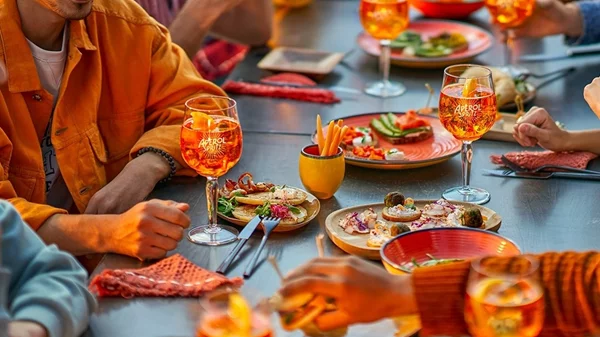 Φυσικά και πίνουμε Aperol Spritz. Αλλά τι τρώμε με αυτό;