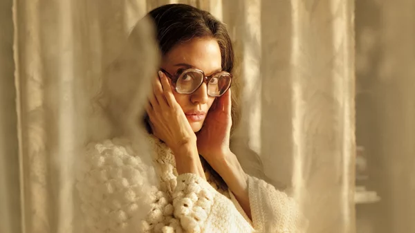 Η Αντζελίνα Τζολί μεταμορφώνεται στη Μαρία Κάλλας