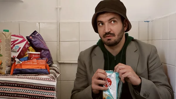 "Τρώμε, παιδιά": Μια μαύρη "οικογενειακή" σουρεαλιστική κωμωδία εκ Θεσσαλονίκης