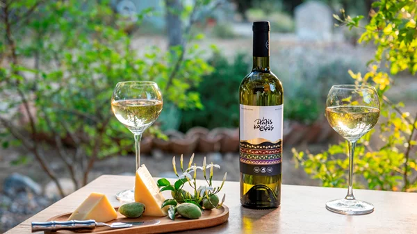 Μπορεί όλο το καλοκαίρι του Αιγαίου να χωρέσει σε ένα κρασί;