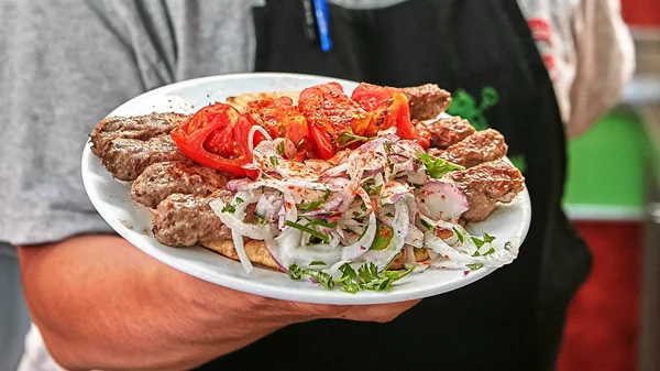 Υπάρχουν λόγοι που το κεμπάπ του Θανάση έχει φανατικούς οπαδούς