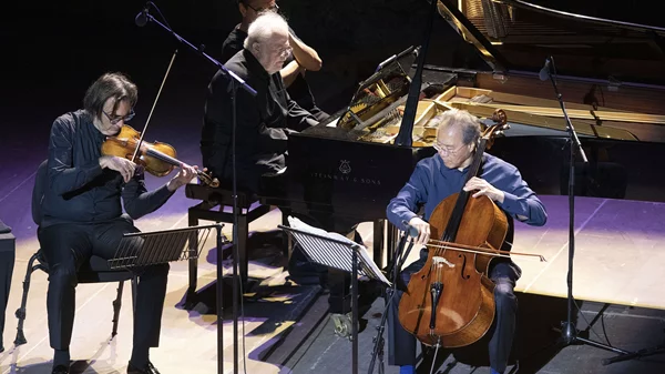 Λαμπερό μουσικό ξεκίνημα στο Φεστιβάλ Αθηνών με Καβάκο, Μα και Αξ