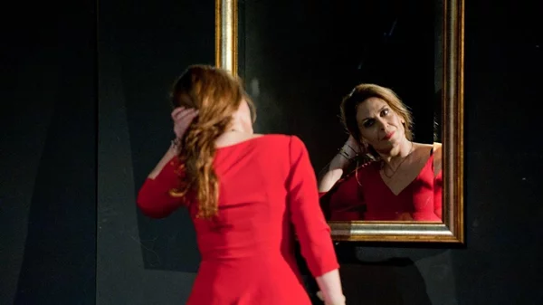 Η Κατερίνα Διδασκάλου ανάμεσα στην "Κλυταιμνήστρα" και την "Πόρνη από πάνω"