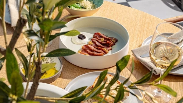'Okra': New age ελληνική μπιστρονομία, με γαρνιτούρα Ακρόπολη