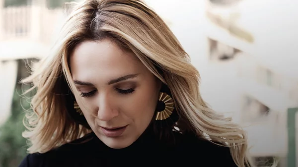 Η Bίκυ Καρατζόγλου επιστρέφει μαζί με Φωτεινή Βελεσιώτου και Μπάμπη Στόκα