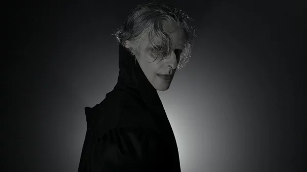 Ο "Dracula" του Θάνου Παπακωνσταντίνου: μια καθηλωτική, σκοτεινή μυσταγωγία