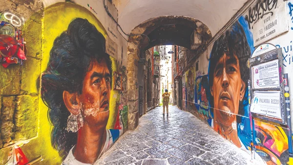 Νάπολη: Στη σκιά του Ντιέγκο και άλλες ιστορίες