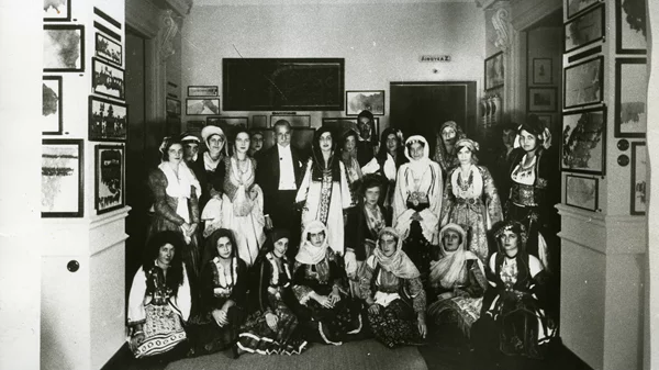 H νέα έκθεση του Μουσείου Ελληνικού Πολιτισμού τοποθετεί στο επίκεντρο τις εθνικές ενδυμασίες