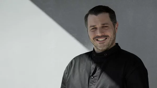 Ο Θάνος Φέσκος δίνει το 'Parōn' στο 'Parilio'