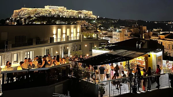 "Ostomachion", η σχεδόν speakeasy ταράτσα της Κολοκοτρώνη