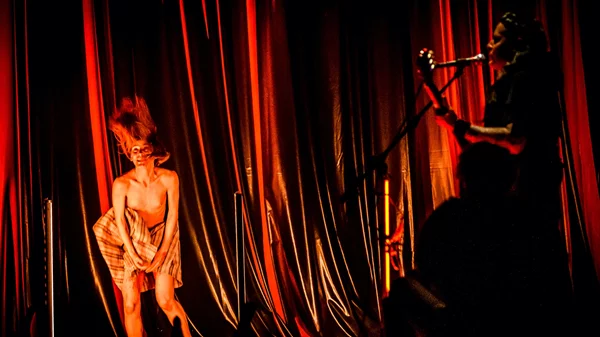 "Tutto Brucia – Όλα Στάχτη": Ένας θρήνος από την Ιταλία εμπνευσμένος από τις "Τρωάδες" του Ευριπίδη