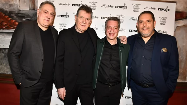"Τα πήρες όλα κι έφυγες": ο θρυλικός "Στράτος" ζωντάνεψε με εκλεκτούς καλεσμένους σε μια διαφορετική συνέντευξη Τύπου