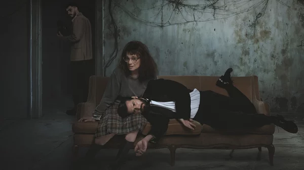 "Misery": Η παράσταση που σε βάζει μέσα στη σκέψη και τα συναισθήματα των χαρακτήρων