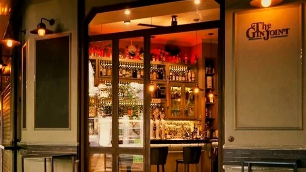 Κάτι τρέχει στο παλιό "Gin Joint"