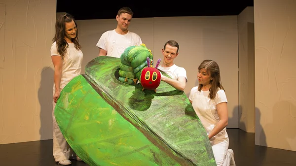 "Μία κάμπια πολύ πεινασμένη": Τα παιδιά κάνουν "βουτιά" στον πολύχρωμο κόσμο του Έρικ Καρλ