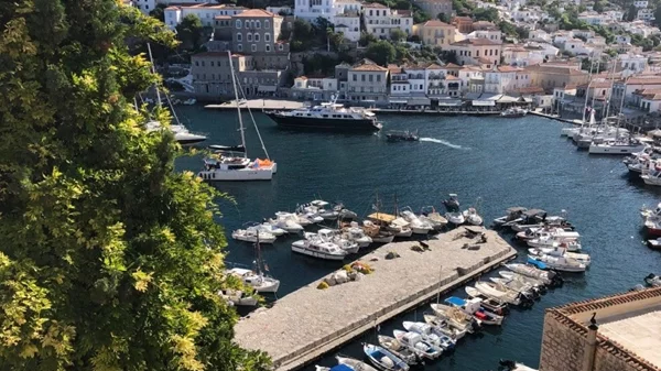 "Loin Sur La Terre": Ένας εμβληματικός χώρος στην Ύδρα φιλοξενεί δύο σύγχρονες καλλιτέχνιδες