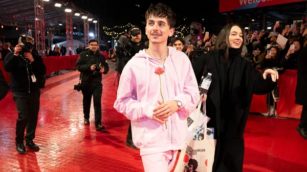 Για την ώρα, μόνο το κόκκινο χαλί "μιλά" στο 75ο Φεστιβάλ Βερολίνου