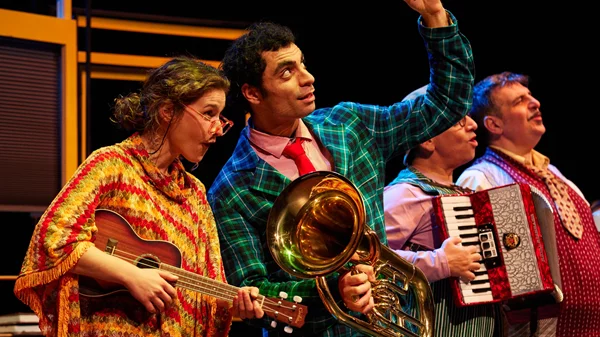 "Απαγορεύεται η μουσική!": Συνεχίζεται η παράσταση που καθιέρωσε την ομάδα Κοπέρνικος