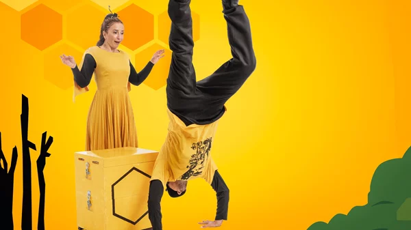 Η ξεχασιάρα μέλισσα με το όνομα Μελίσσα πετά στο Θέατρο Βρετάνια