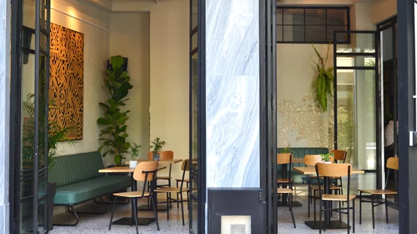 "The Architects of Time": Νέο all day spot στην πλατεία Αγίων Θεοδώρων