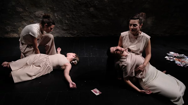 "Pietà": Ανοιχτή συζήτηση παρουσία τριών μητέρων που οι κόρες τους δολοφονήθηκαν