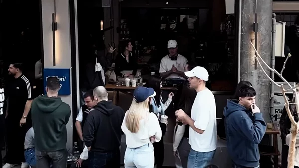 Wake and Bake: Τι παίζει με τα μεσημεριανά πάρτι στην Αθήνα;