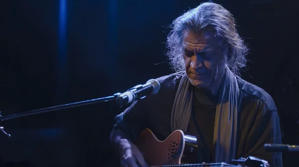 Στον "Χορό των Πυρσών" του Βασίλη Ρακόπουλου συναντώνται η Χάρις Αλεξίου κι η Σαβίνα Γιαννάτου