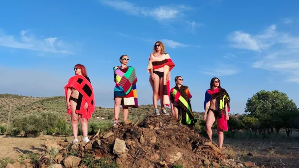 Οι The Callas στήνουν ένα αυτοσχέδιο post punk cabaret στην Ύδρα