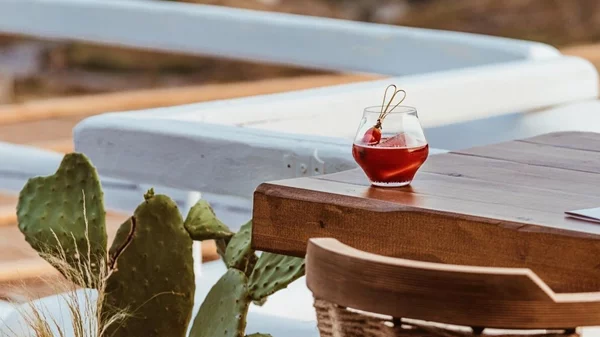 Η αθηναϊκή μπαρ σκηνή σαλπάρει για το νησί