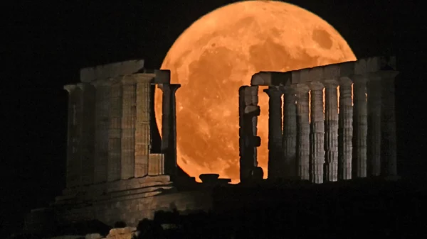 Πού θα απολαύσεις την μεγαλύτερη Πανσέληνο του χρόνου στην Αθήνα