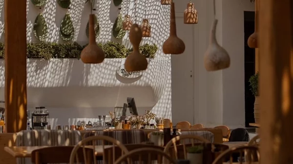 Πώς είναι να τρως στο πιο μποέμ beach restaurant της Μυκόνου