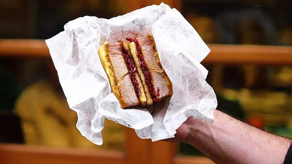 Πού τρώει και πίνει η Αθήνα, λίγο πριν τις γιορτές