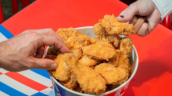 Ο John Wing είναι εδώ και σερβίρει ζουμερό fried chicken