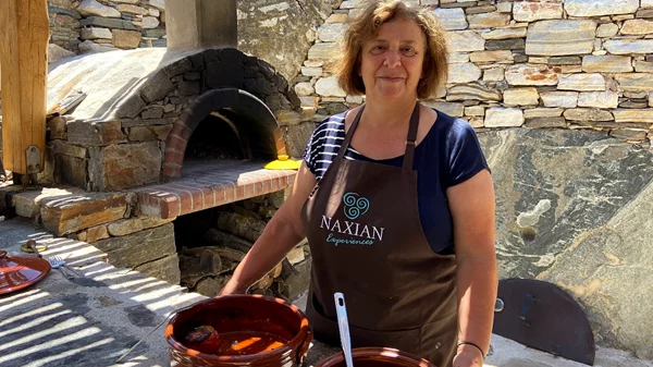 Η κυρία Ιουλία από τη Νάξο κάποτε μαγείρεψε για τον Anthony Bourdain