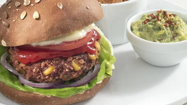 Το "Crudo" φέρνει vegan γεύσεις στην Μητροπόλεως