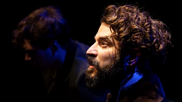 Τελευταίες παραστάσεις για το "Ανάμεσα σε δύο κόσμους" στο Σύγχρονο Θέατρο