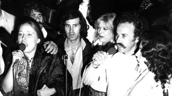 Updated | Η Αθήνα γιορτάζει την αποκατάσταση της Δημοκρατίας με πέντε προβολές